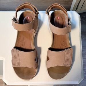 Women's Clarks Sandals S 7-1/2 Medium Tan Extremely Comfortable Velcro Adjust